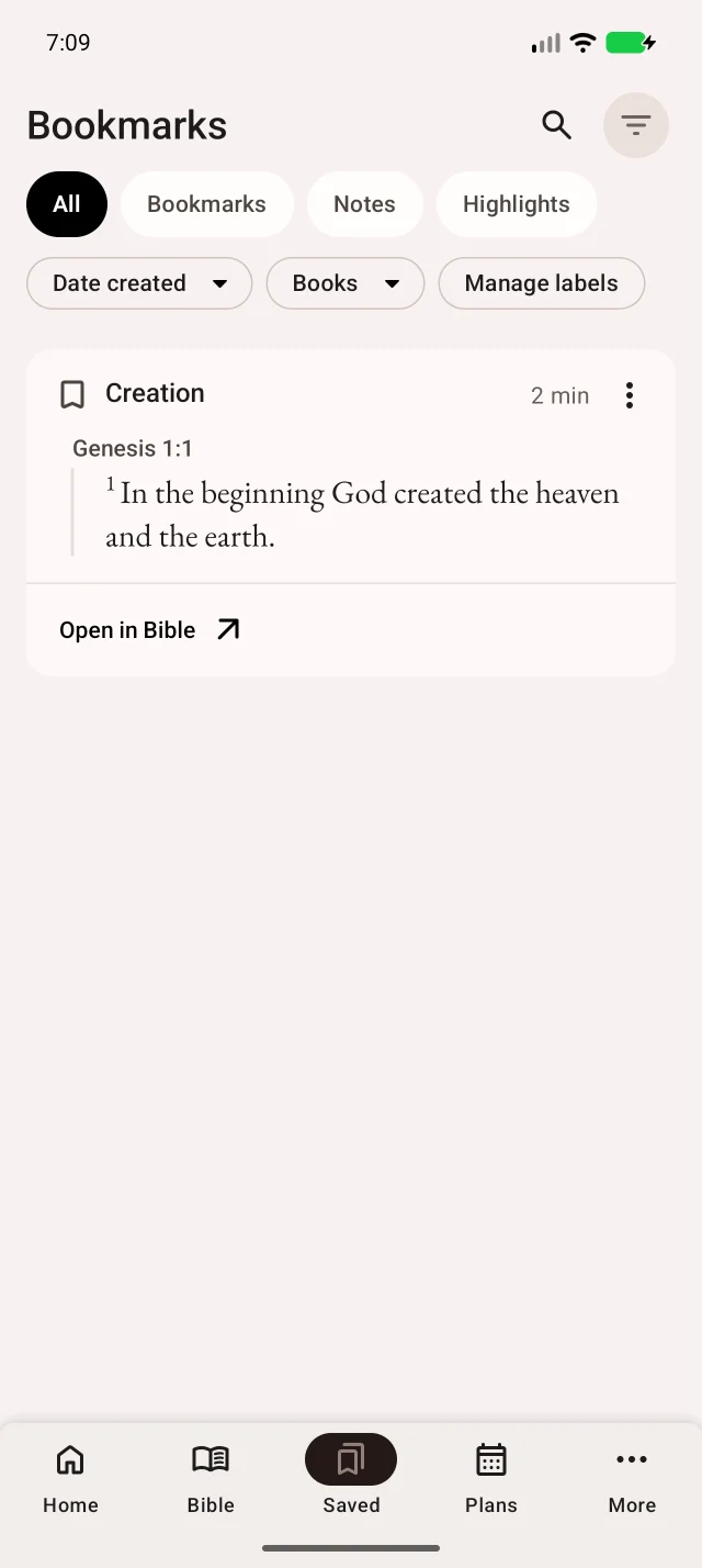 La carte montre titre et référence. Ouvrir dans la Bible affiche le passage dans son chapitre.